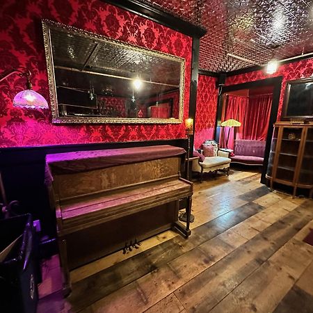 West River House Тръки Екстериор снимка