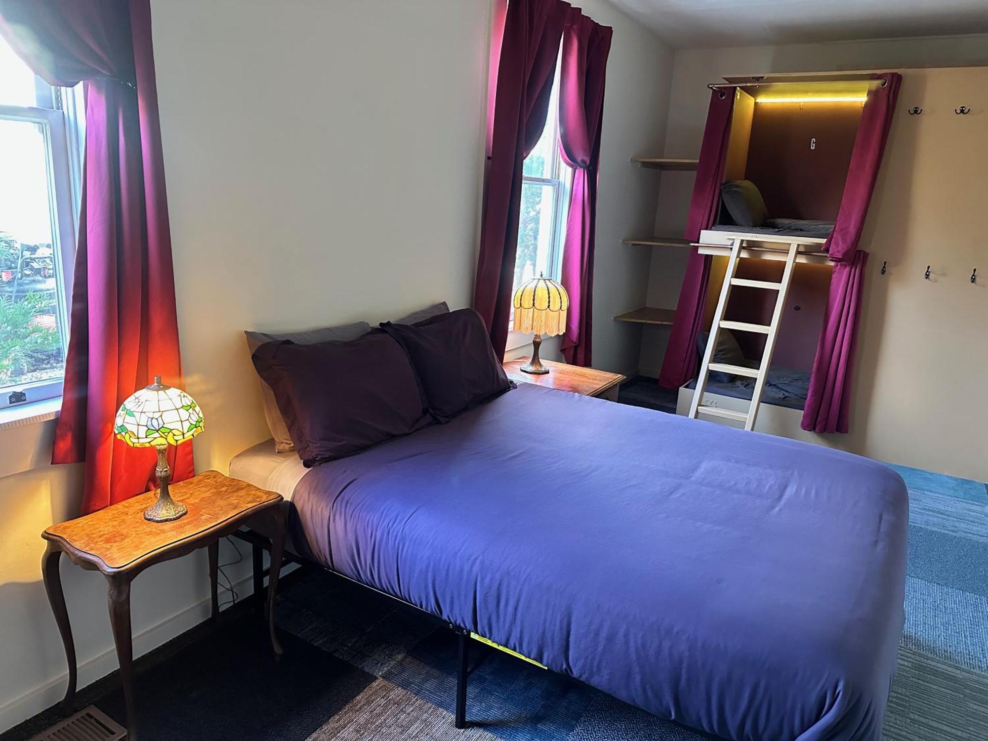 West River House Тръки Екстериор снимка