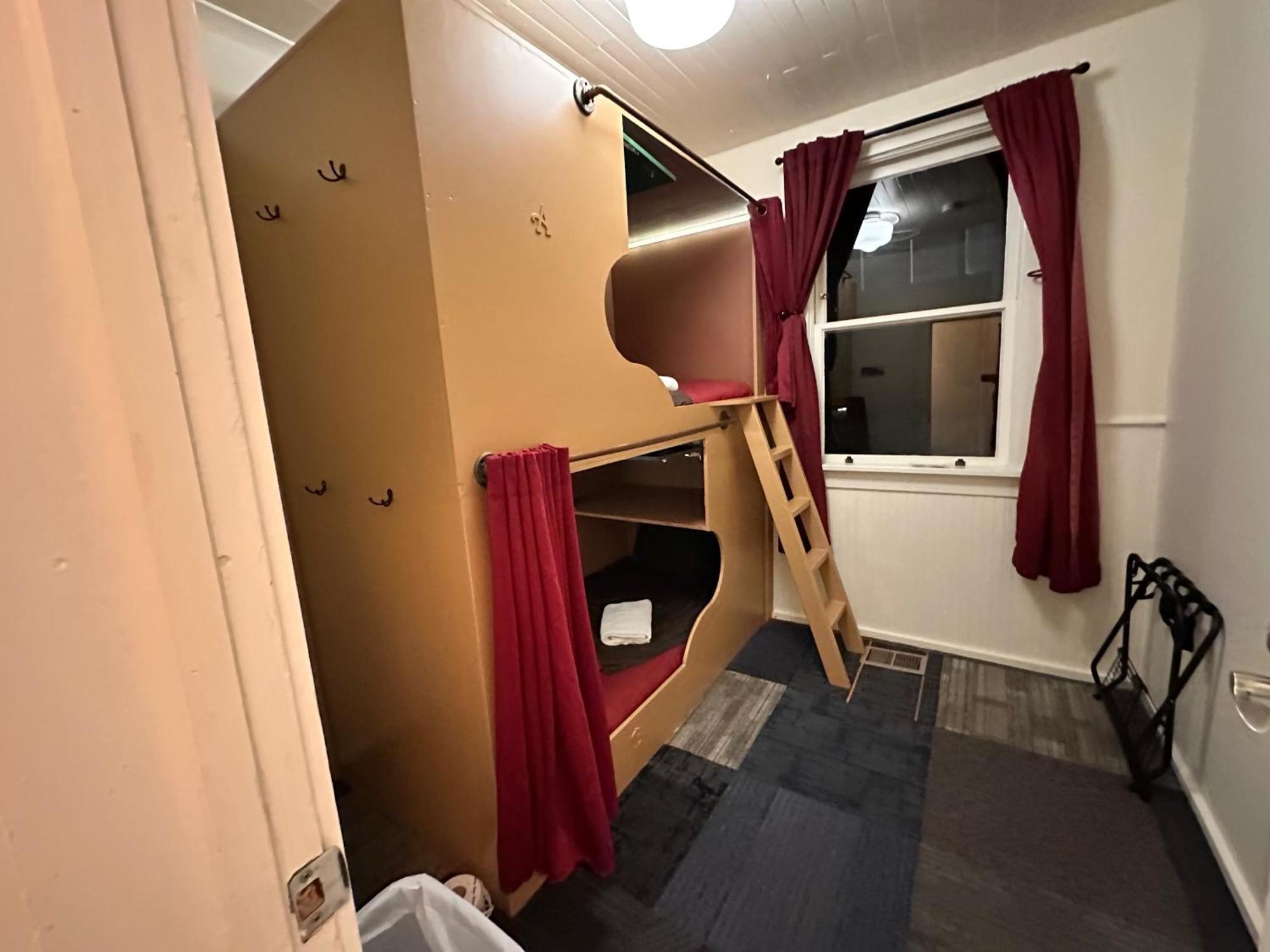 West River House Тръки Екстериор снимка
