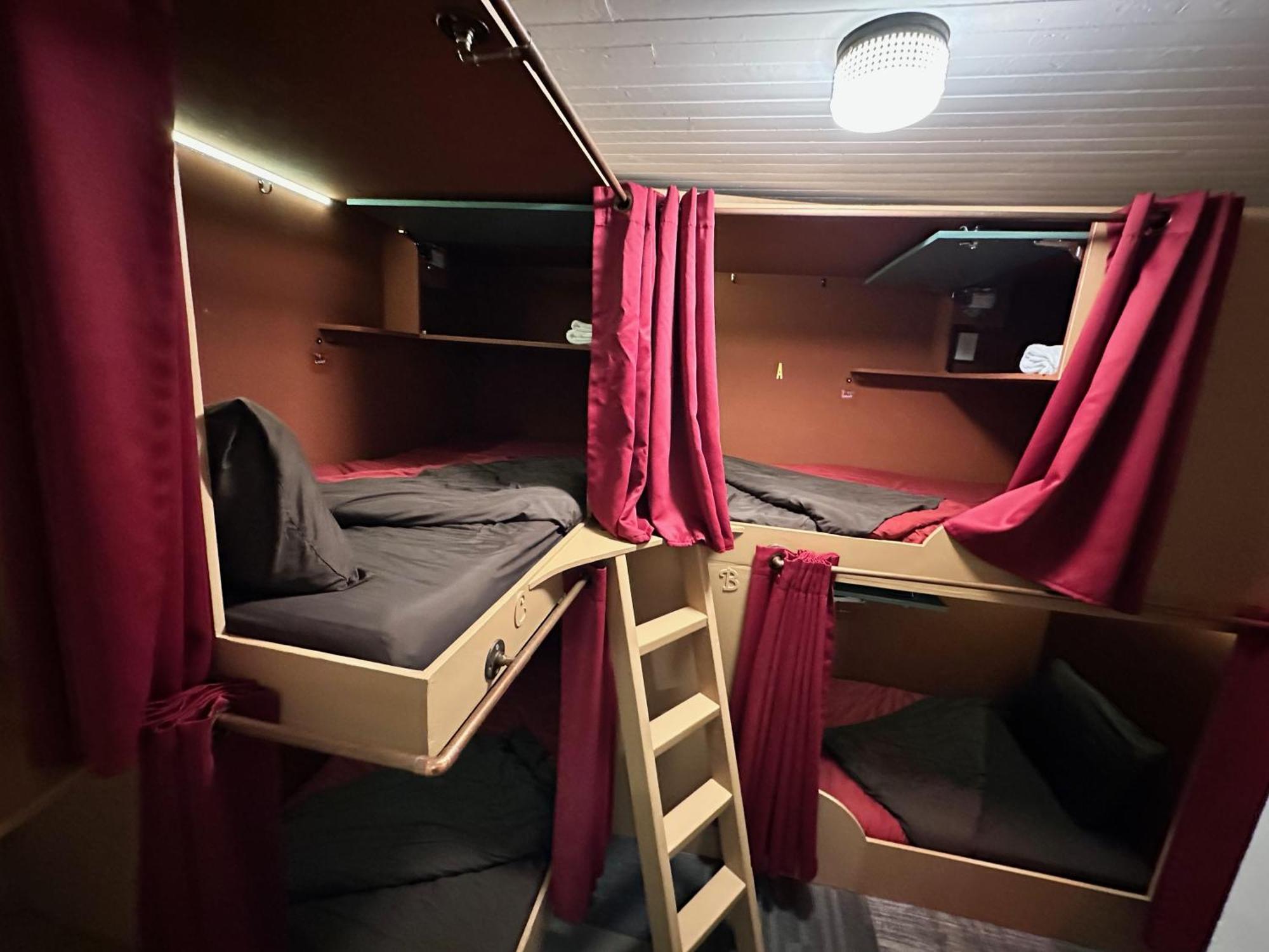 West River House Тръки Екстериор снимка