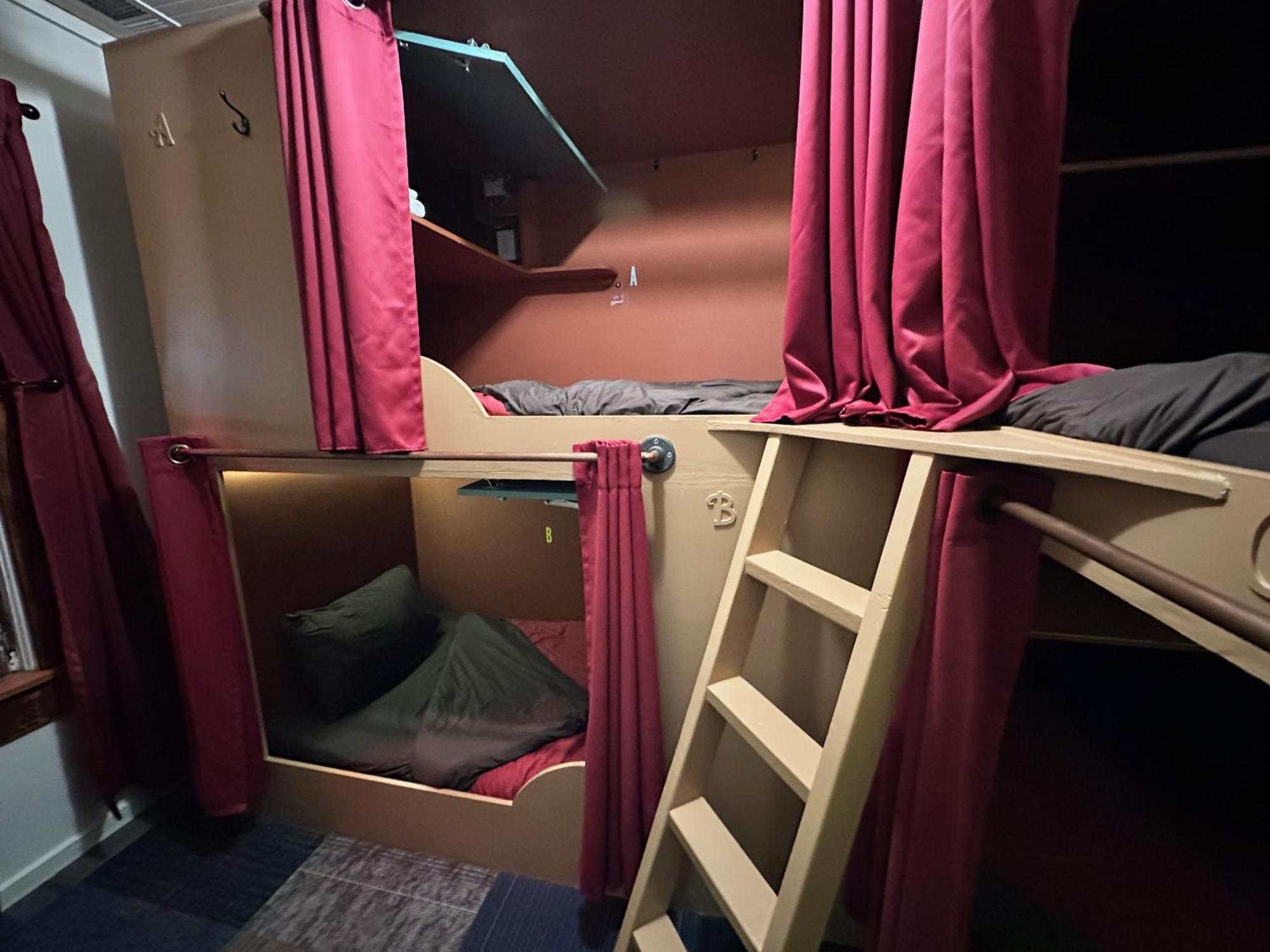 West River House Тръки Екстериор снимка