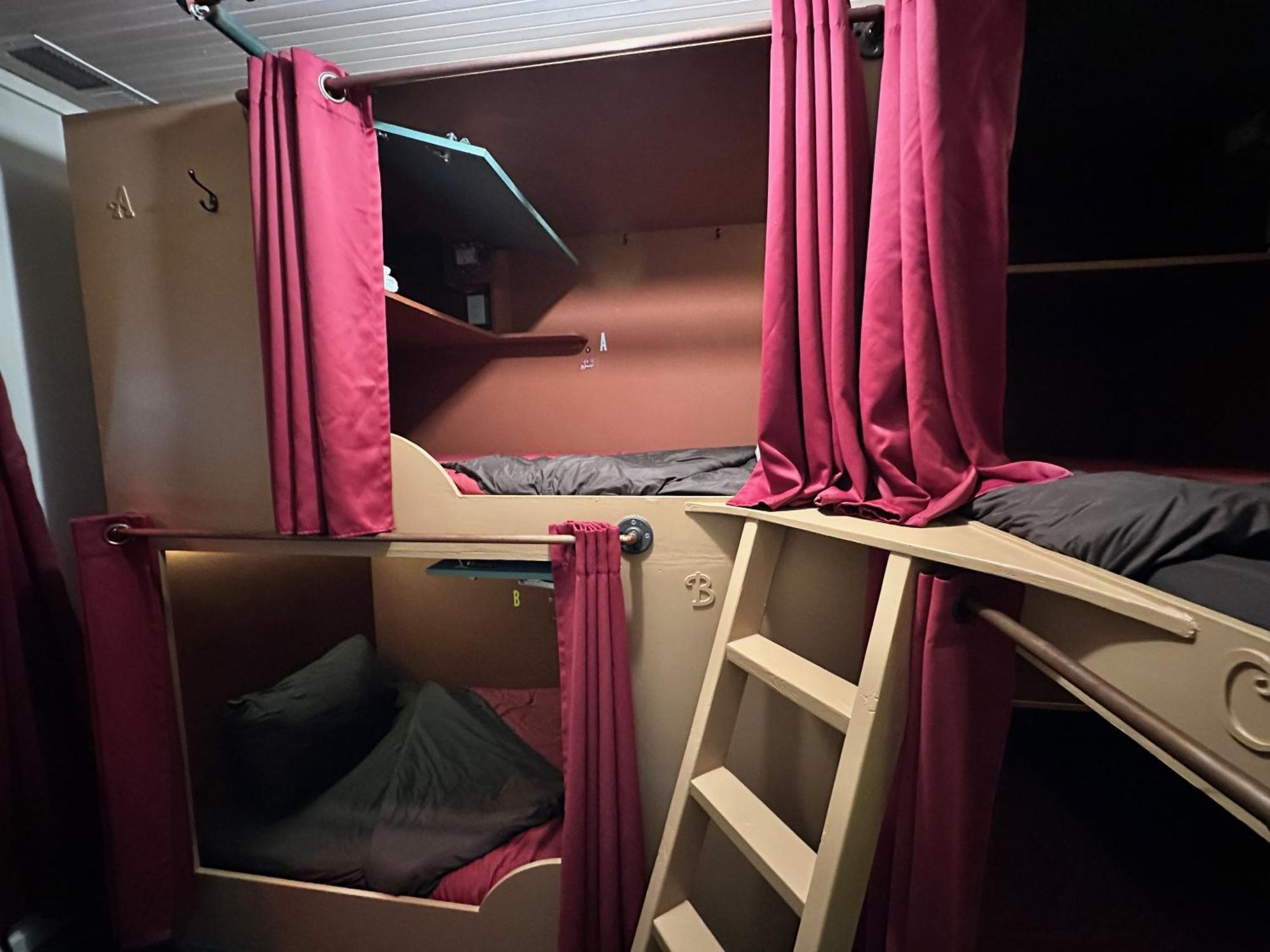 West River House Тръки Екстериор снимка