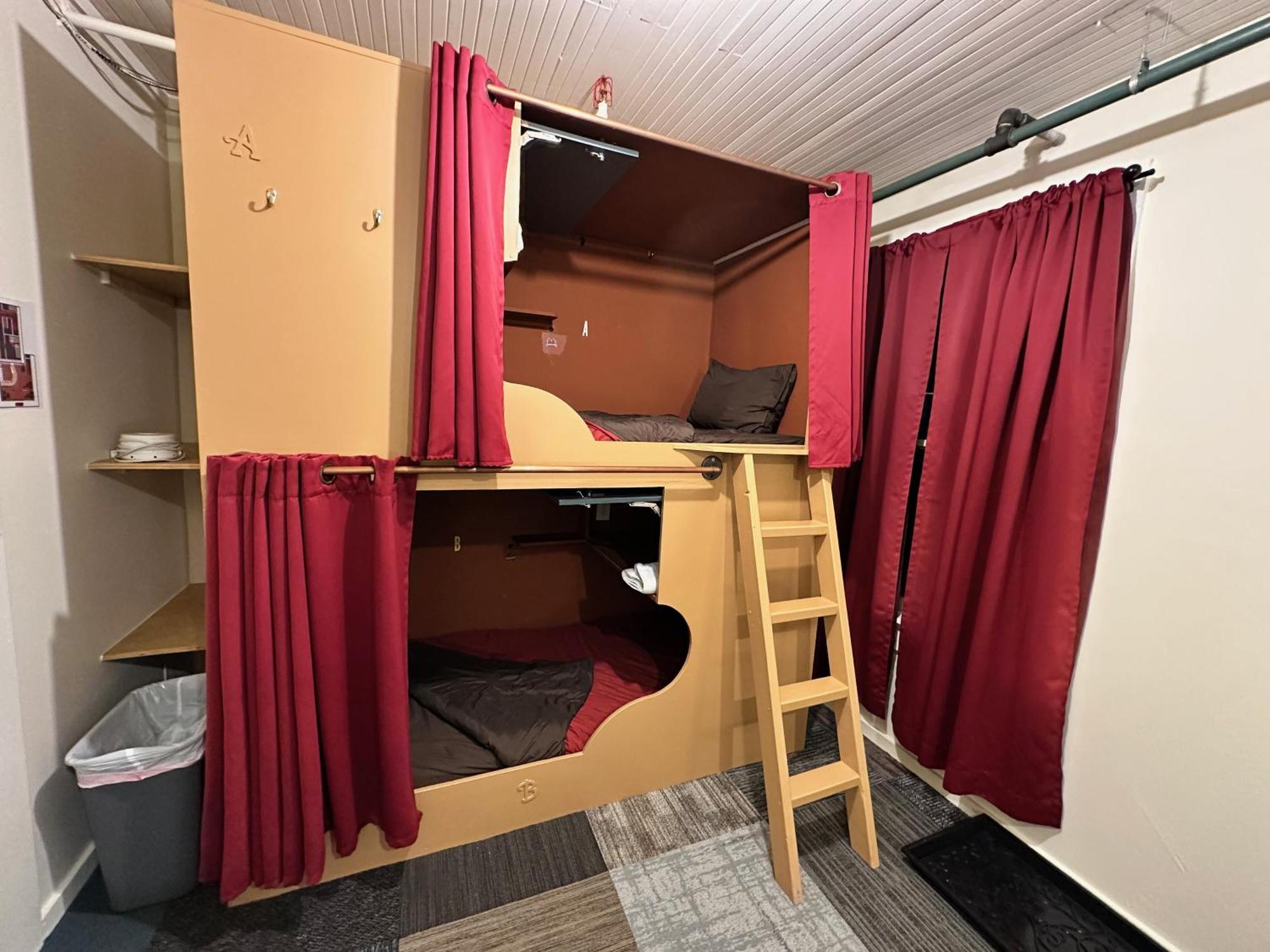 West River House Тръки Екстериор снимка